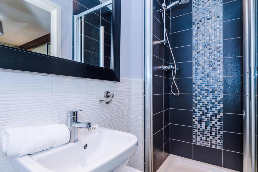 Stylish Townhouse Chester City Centre With Parking Εξωτερικό φωτογραφία