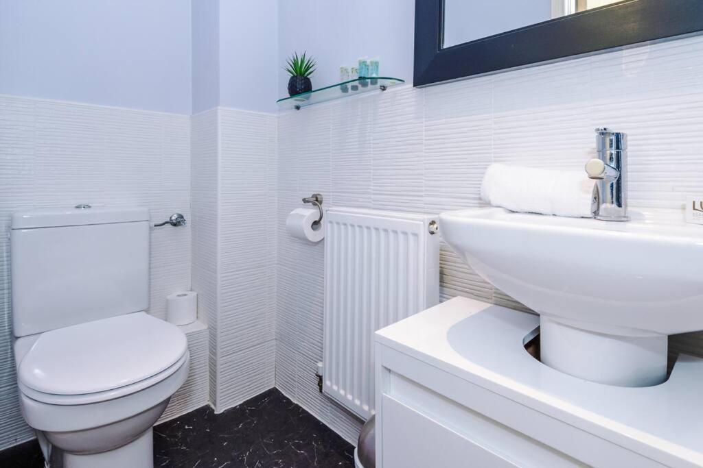 Stylish Townhouse Chester City Centre With Parking Εξωτερικό φωτογραφία